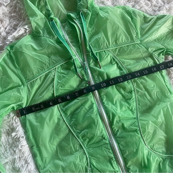 Lululemon | Transparent-see Jacket / Windbreaker in βVery Greenβ - Picture 9 of 10